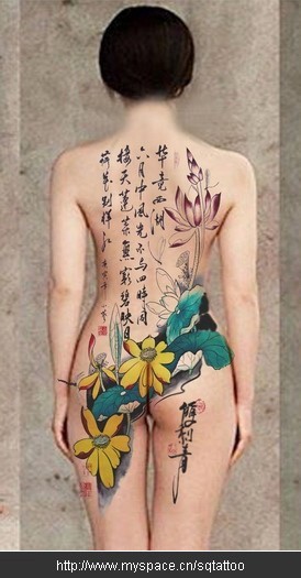点击大图看下一张：女士背后彩色莲花带古文的纹身图案