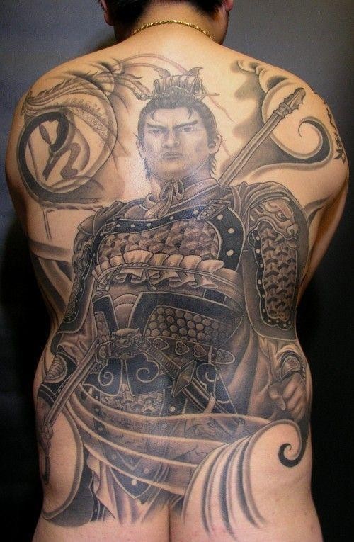 点击大图看下一张：一组男士背部霸气的纹身参考图案