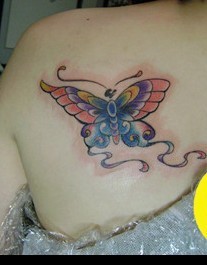 点击大图看下一张：背部左肩的一只小蝴蝶
