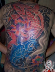 红、蓝鲤鱼加莲花的纹身图案