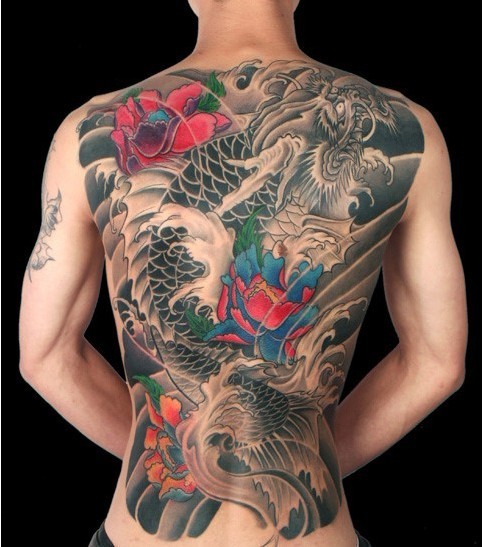 点击大图看下一张：鳌鱼和莲花组合的一款大气的背部纹身