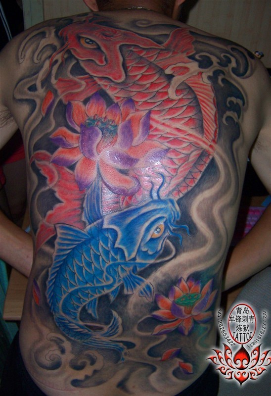 点击大图看下一张：红、蓝鲤鱼加莲花的纹身图案