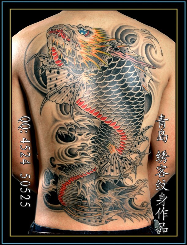 点击大图看下一张：红、蓝鲤鱼加莲花的纹身图案图2