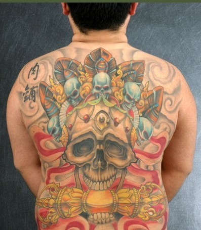 点击大图看下一张：男士后背满背彩色骷髅纹身图案