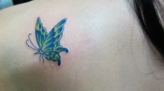 点击大图看下一张：女士后背彩色小蝴蝶纹身图案