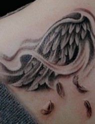 女士背部折翼翅膀的纹身图案