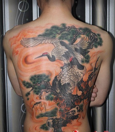 点击大图看下一张：女士后背满背彩色白鹤纹身图案