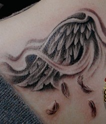 点击大图看下一张：女士背部折翼翅膀的纹身图案