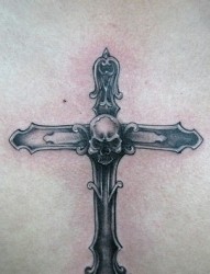 背部一款经典的十字架纹身