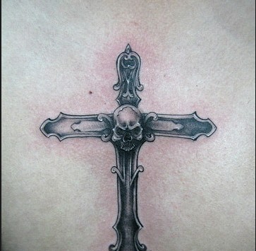 点击大图看下一张：背部一款经典的十字架纹身
