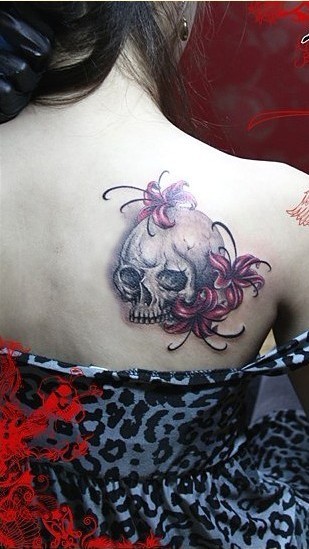 点击大图看下一张：女士背部漂亮的立体骷髅花纹身图案