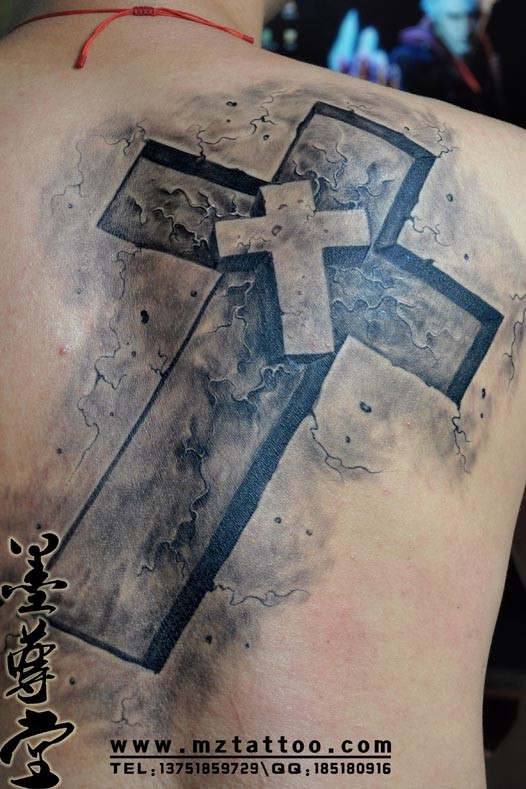 点击大图看下一张：背上的十字架纹身