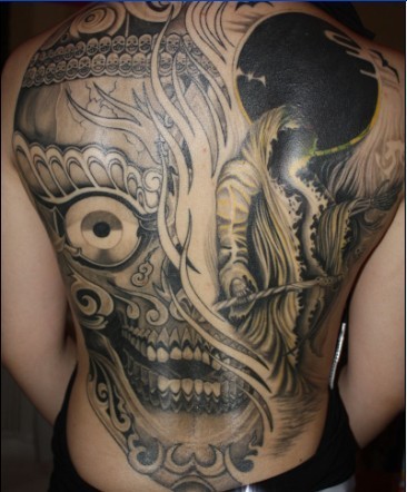 点击大图看下一张：男士背部霸气的死神纹身图案