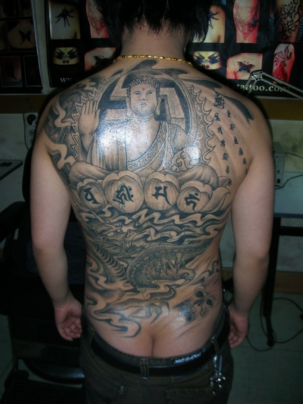 点击大图看下一张：如来佛祖祥云在天的背部纹身