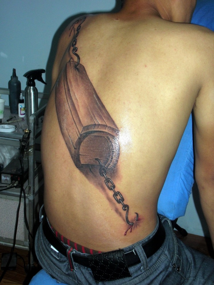 点击大图看下一张:男士后背黑白个性棺材纹身图案