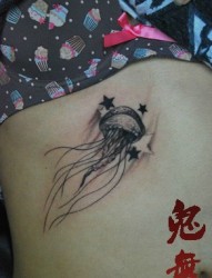 女士背部可爱的墨鱼纹身图案