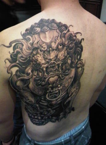 点击大图看下一张：男士后背黑白霸气狮子纹身图案