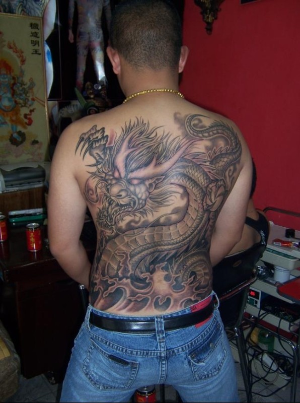 点击大图看下一张：推荐一组霸气的满背龙纹身