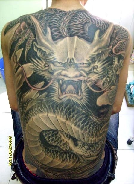 点击大图看下一张:推荐一组霸气的满背龙纹身图9