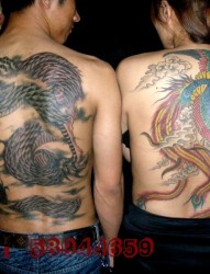 男女情侣背部大凤凰与龙纹身图案