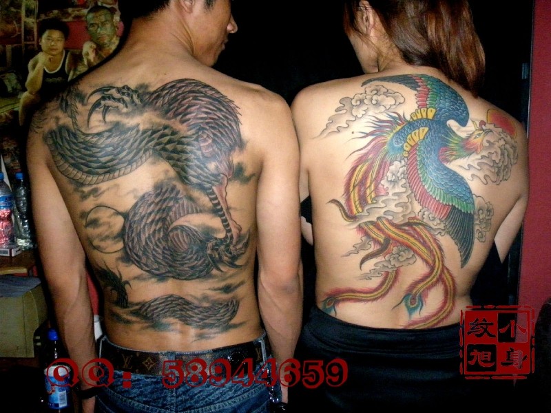 点击大图看下一张：男女情侣背部大凤凰与龙纹身图案