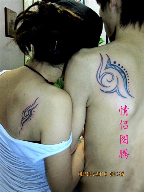点击大图看下一张：男女情侣背部大凤凰与龙纹身图案图9