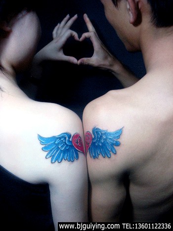 点击大图看下一张：男女背部情侣蓝色羽翼刺青图案