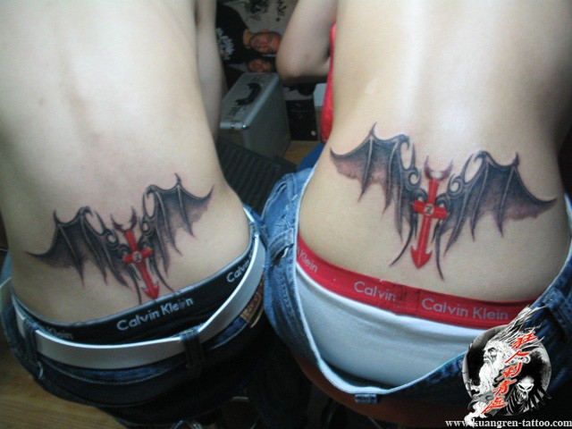 点击大图看下一张：男女背部情侣蓝色羽翼刺青图案图17