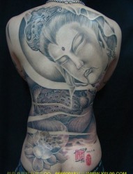 男性背部一款睡着的大佛纹身图案