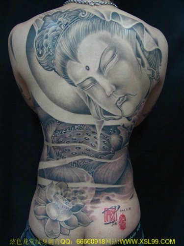 点击大图看下一张：男性背部一款睡着的大佛纹身图案
