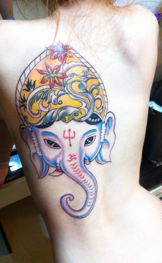 点击大图看下一张：女士美女背部彩色个性大象纹身图案
