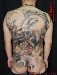 男士背部满背佛像的纹身图案
