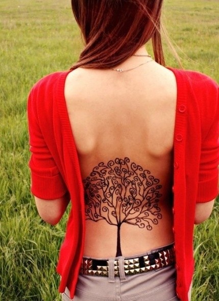 点击大图看下一张：女性背部爱情树漂亮刺青