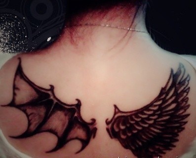 点击大图看下一张：女性背部创意翅膀刺青