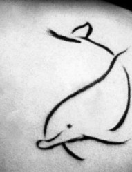 女性背部海豚刺青