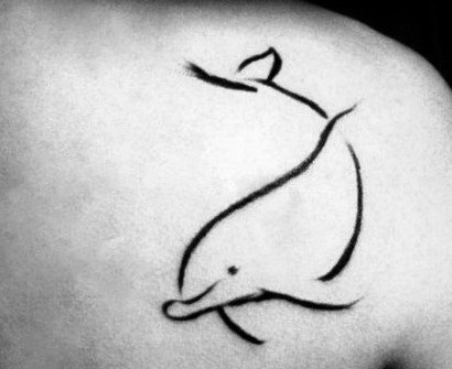 点击大图看下一张：女性背部海豚刺青