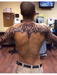 男士背部大气的心电图纹身