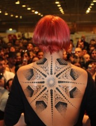 女性背部一款超大气的图腾纹身