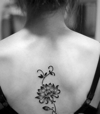 点击大图看下一张：女性背部莲花纹身