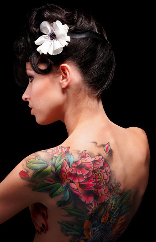 点击大图看下一张：女性背部牡丹花刺青