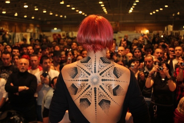 点击大图看下一张：女性背部一款超大气的图腾纹身