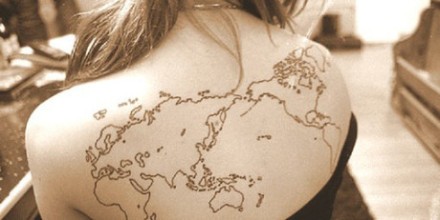 点击大图看下一张：女性背部地图刺青