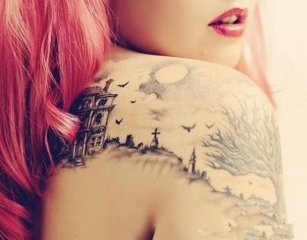 点击大图看下一张：女性背部城堡刺青