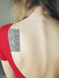 欧美女性背部时尚独特刺青