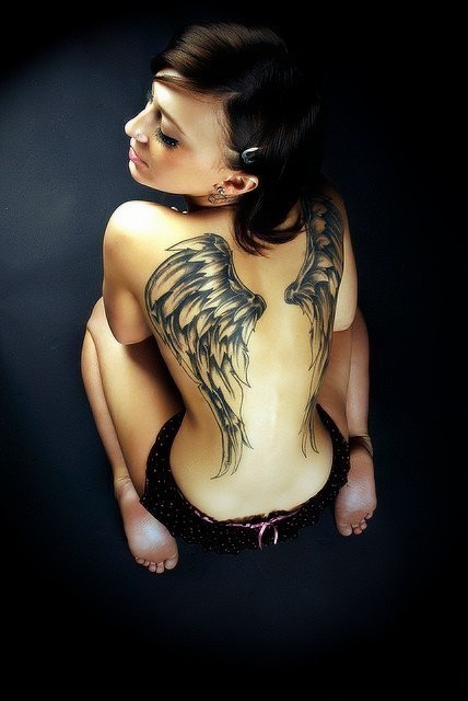点击大图看下一张：女性背部的黑白翅膀刺青