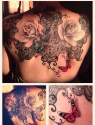女性背部漂亮的花朵和蕾丝组合的纹身图案
