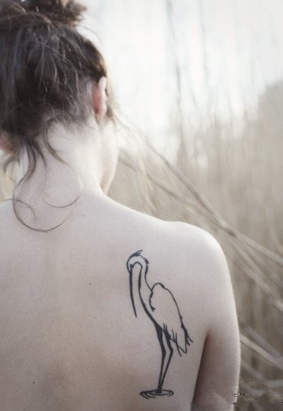 点击大图看下一张：女性背部丹顶鹤漂亮刺青