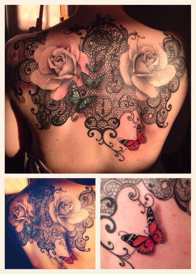 点击大图看下一张：女性背部漂亮的花朵和蕾丝组合的纹身图案