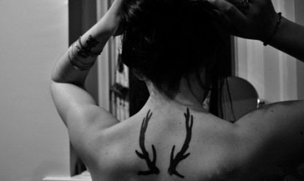 点击大图看下一张：女性背部可爱鹿角刺青