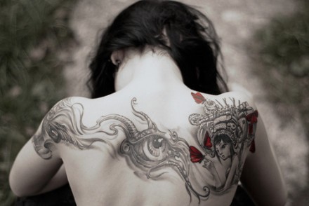 点击大图看下一张：女性背部图腾抽象刺青